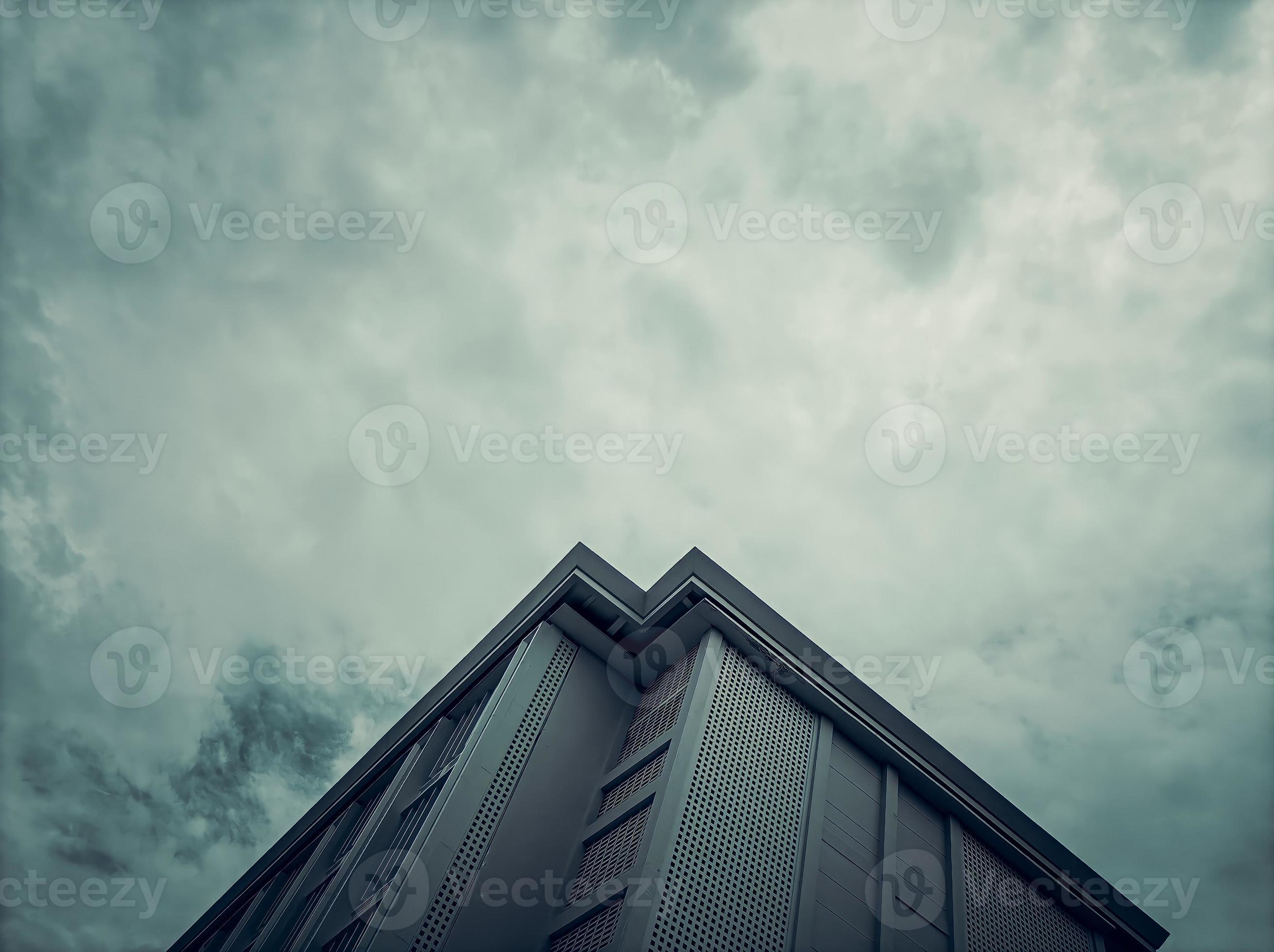 Photo of a very tall white building and a cloudy sky with a lot of clouds with a monochrome concept. photo that are suitable as wallpaper with negative space 6172211