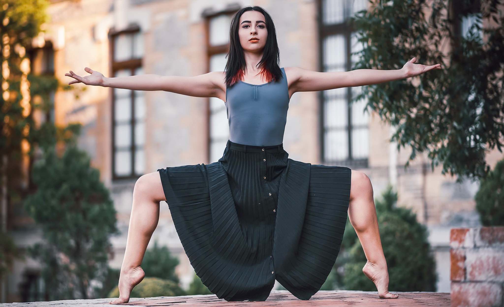 Carolina Contemporanea Women Model Flexible Tiptoe Barefoot Women Outdoors Urban Black Hair Makeup L Wallpaper:2048x1248
