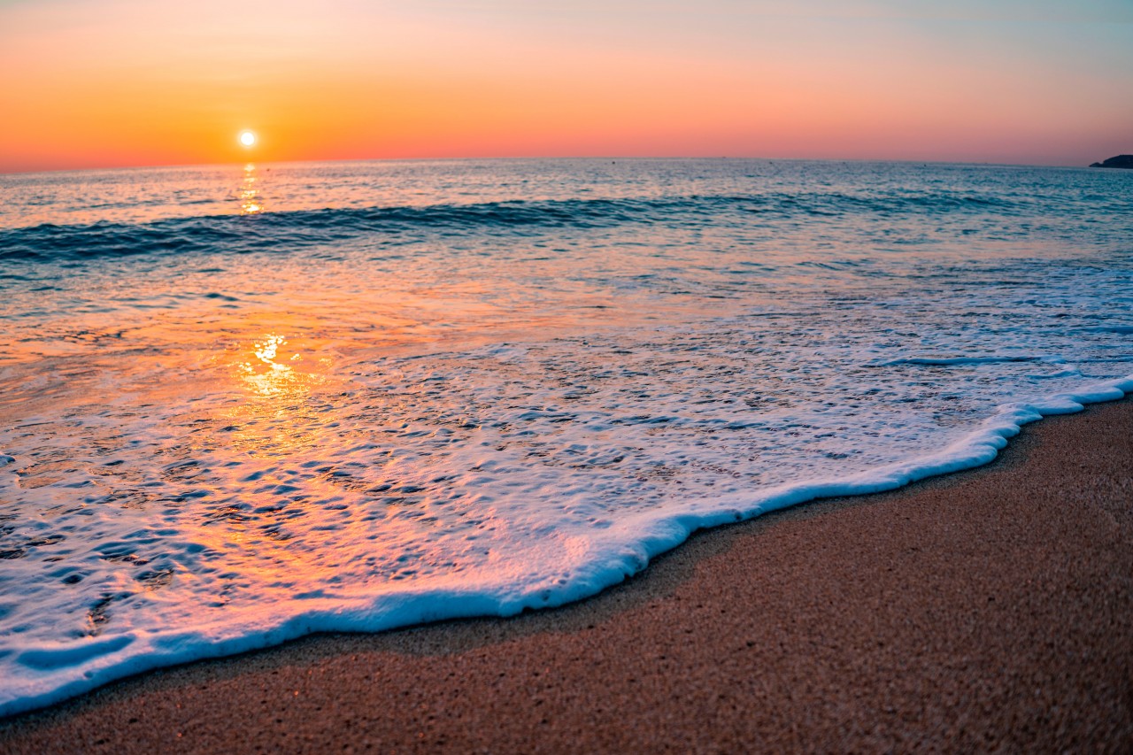 Summer wallpaper with sea waves on the sunset Download