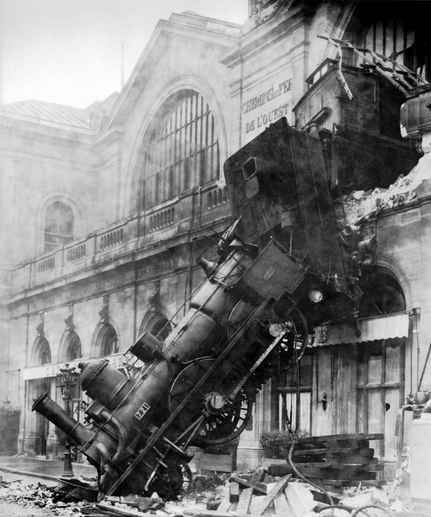 Black Steam Train on Building · Free