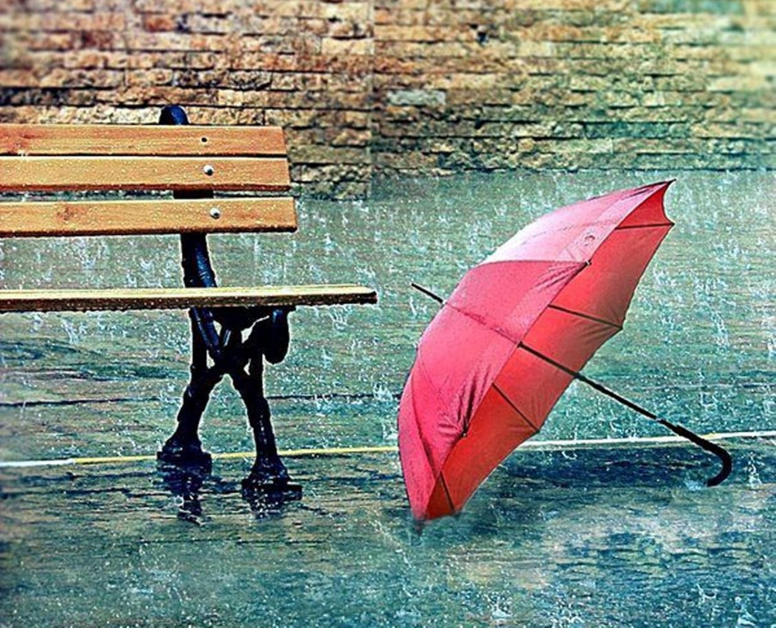 Зонт под дождем