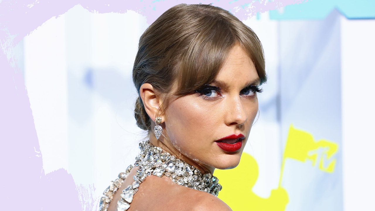 Taylor Swift Wore a Naked Dress to the 2022 MTV VMAs—See Pics