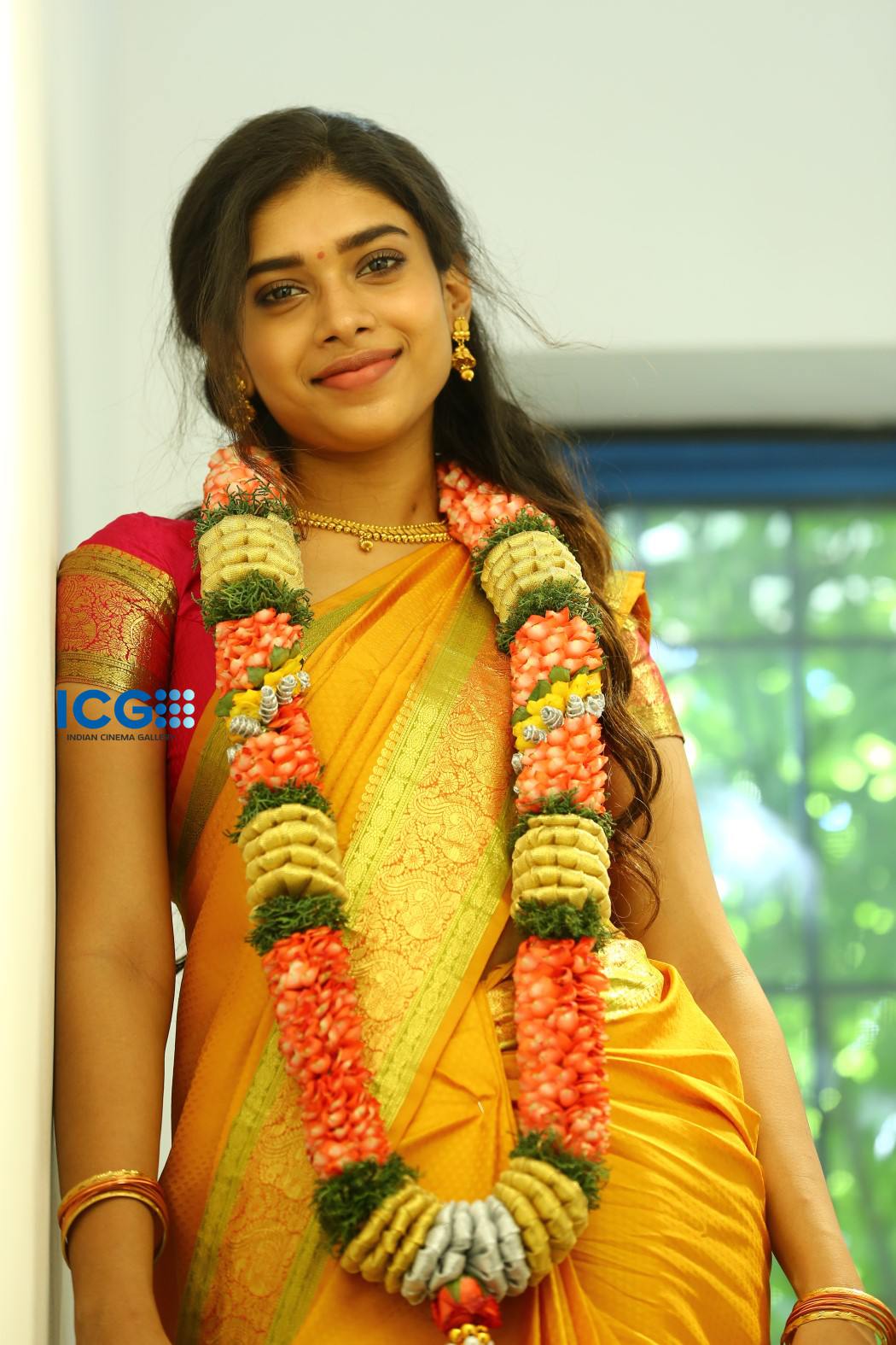 Dushara Vijayan Actress Photo Stills Gallery