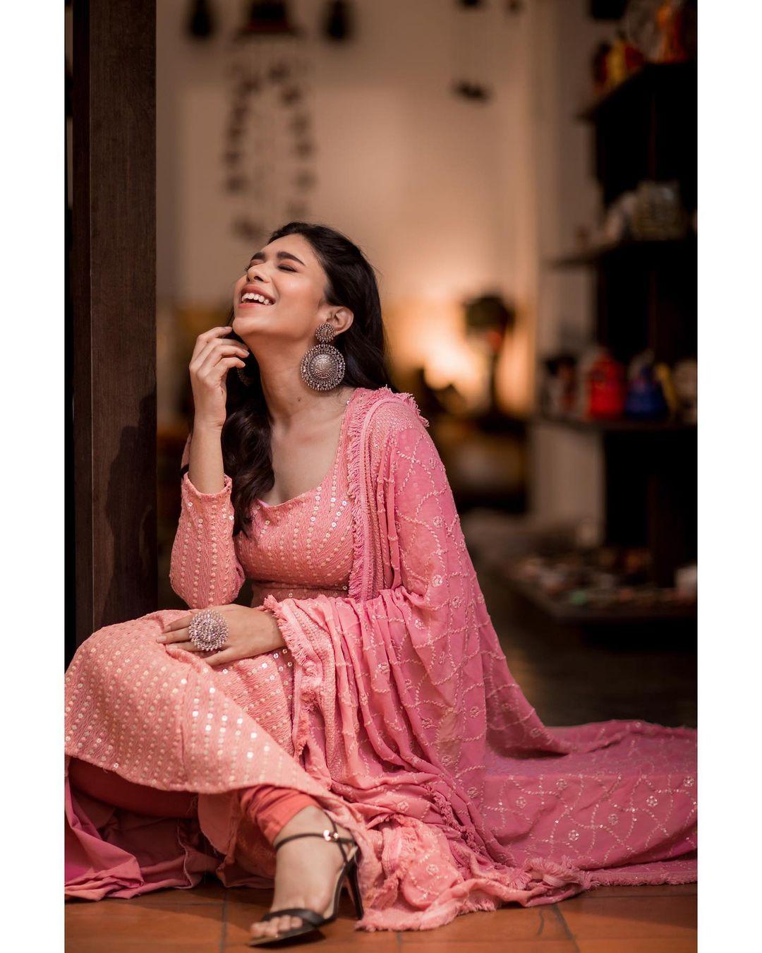 Tamil actress Dushara Vijayan hot photo. Dushara Vijayan very hot and photo gallery Photo: HD Image, Picture, Stills, First Look Posters of Tamil actress Dushara Vijayan hot photo