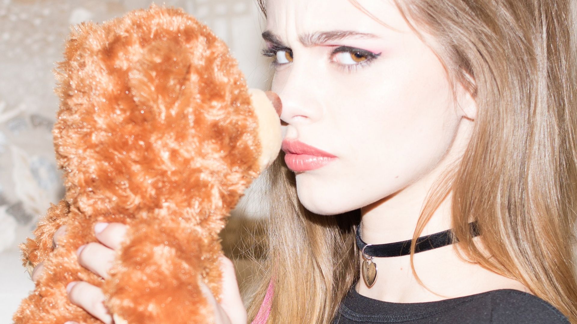 Desktop Wallpaper Bridget Satterlee, Model, Teddy Bear, HD Image, Picture, Background, Aymv4b