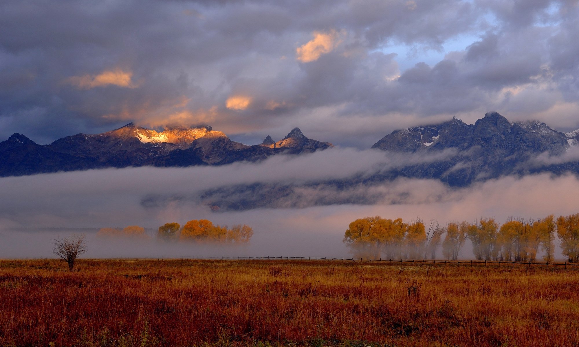 Download wallpaper 2000x1200 fall, mountains, morning, fog, awakening HD background