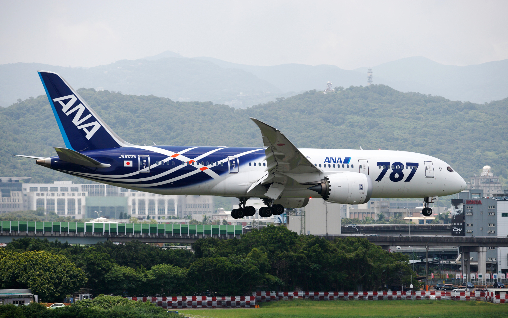 ANA Boeing 787 9 DreamLiner R2D2 Star Wars Livery JA873A