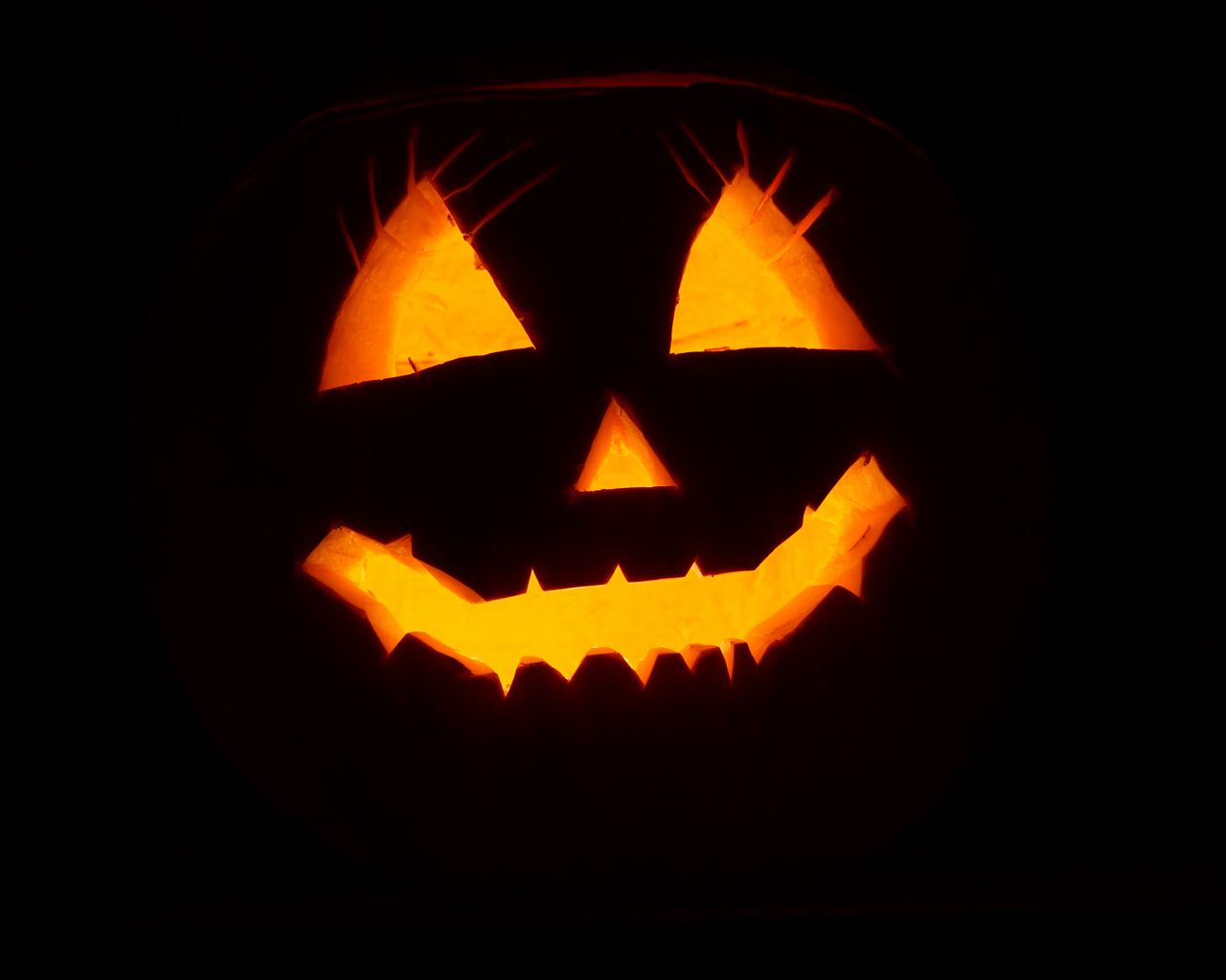 Download wallpaper 1280x1024 halloween, face, black background standard 5:4 HD background