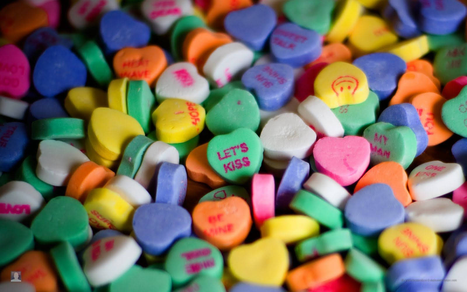 Download Tiny Sweetheart Candies Wallpaper