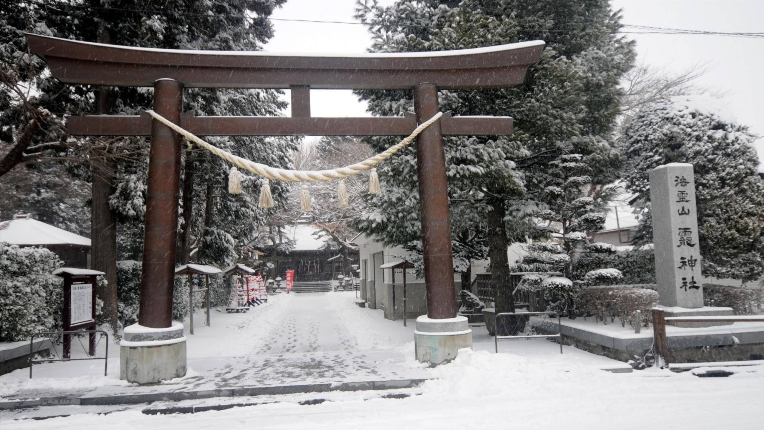 Download Winter Torii Gate In Japan Wallpaper