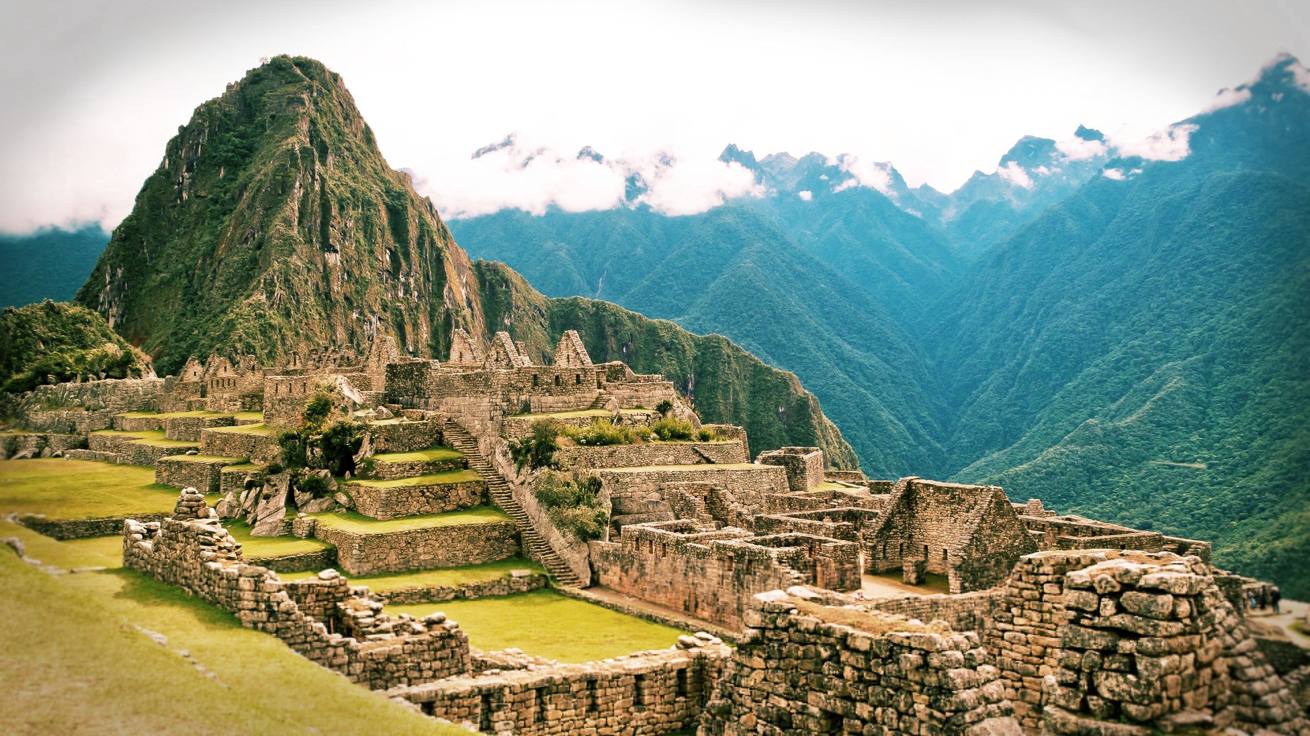 Download wallpaper 2560x1440 ruins, machu picchu, abandoned city, peru HD background