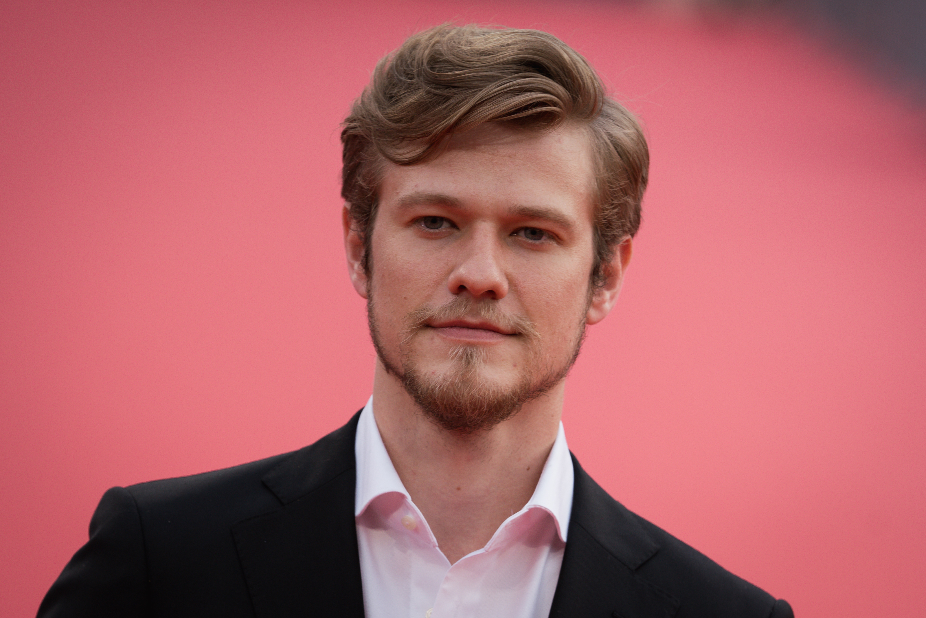 The Flash: Lucas Till Stuns As The Scarlet Speedster In Jaw Dropping Image