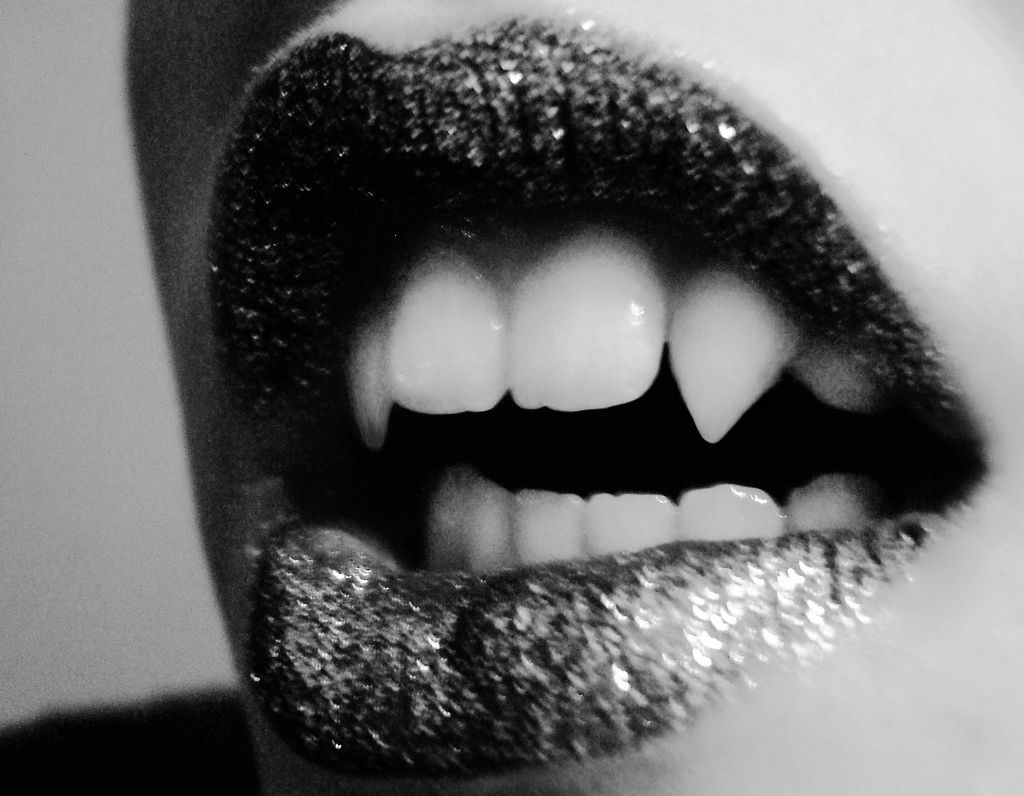 Untitled. Vampire, Vampire love, Glitter lips