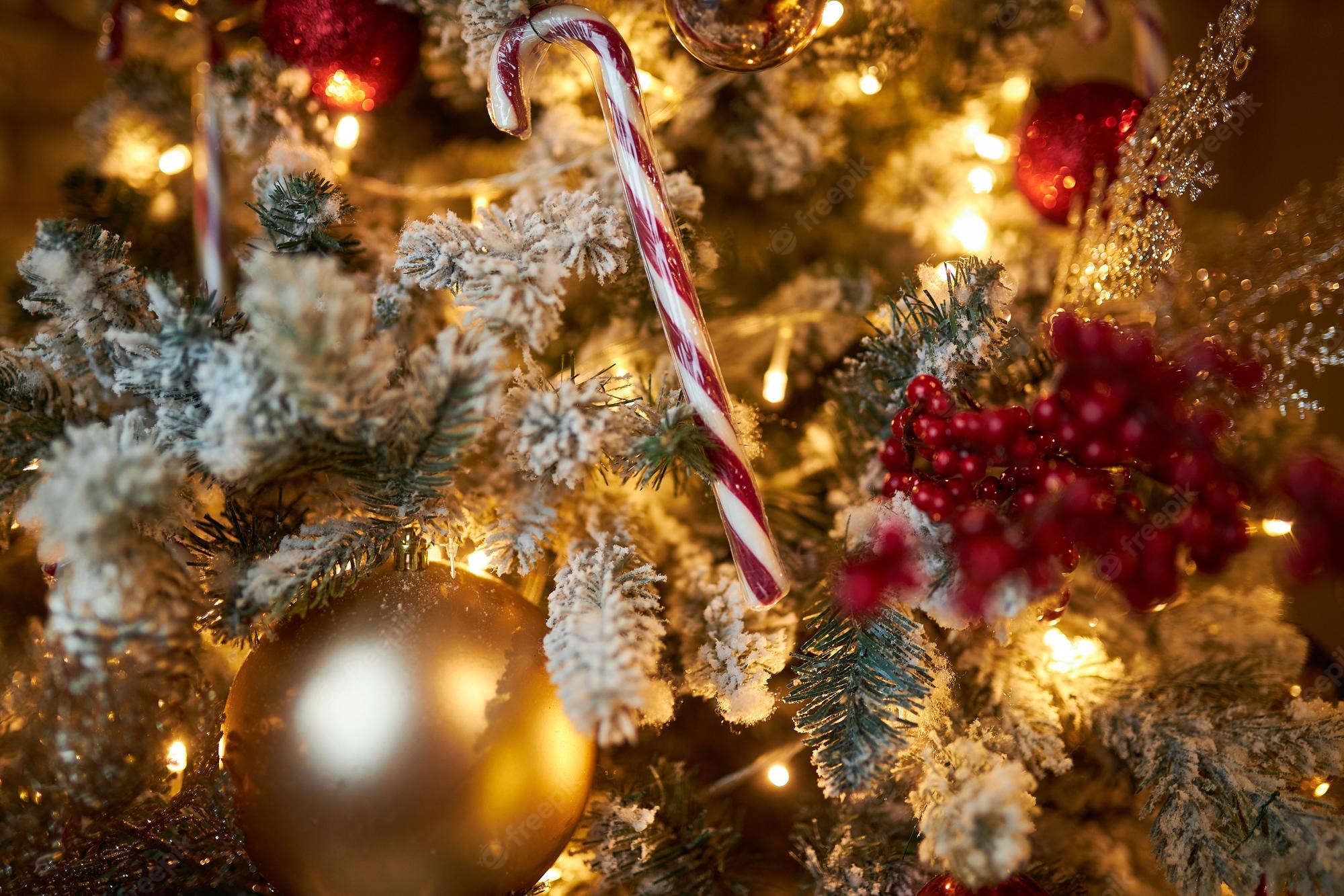 Premium Photo. Christmas decorations on the tree golden balls and garlands on the christmas tree new year 2023