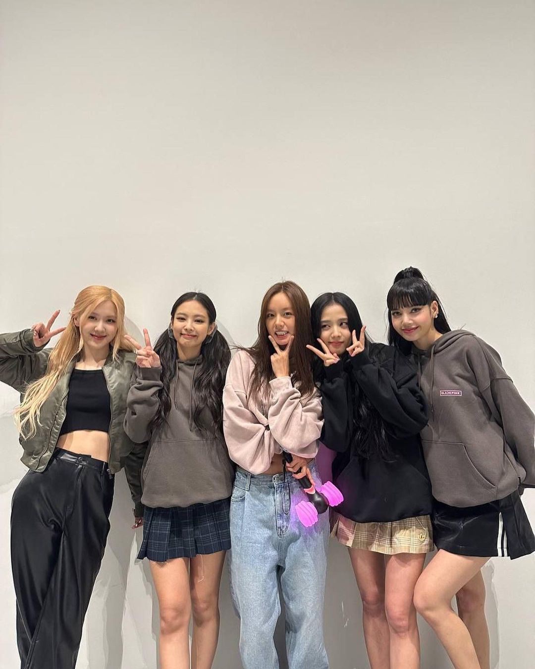 BLACKPINK Poses For Photo With Girl's Day's Hyeri, (G)I DLE's Minnie, WJSN's Bona, WINNER's Lee Seung Hoon, And More At Their Concert