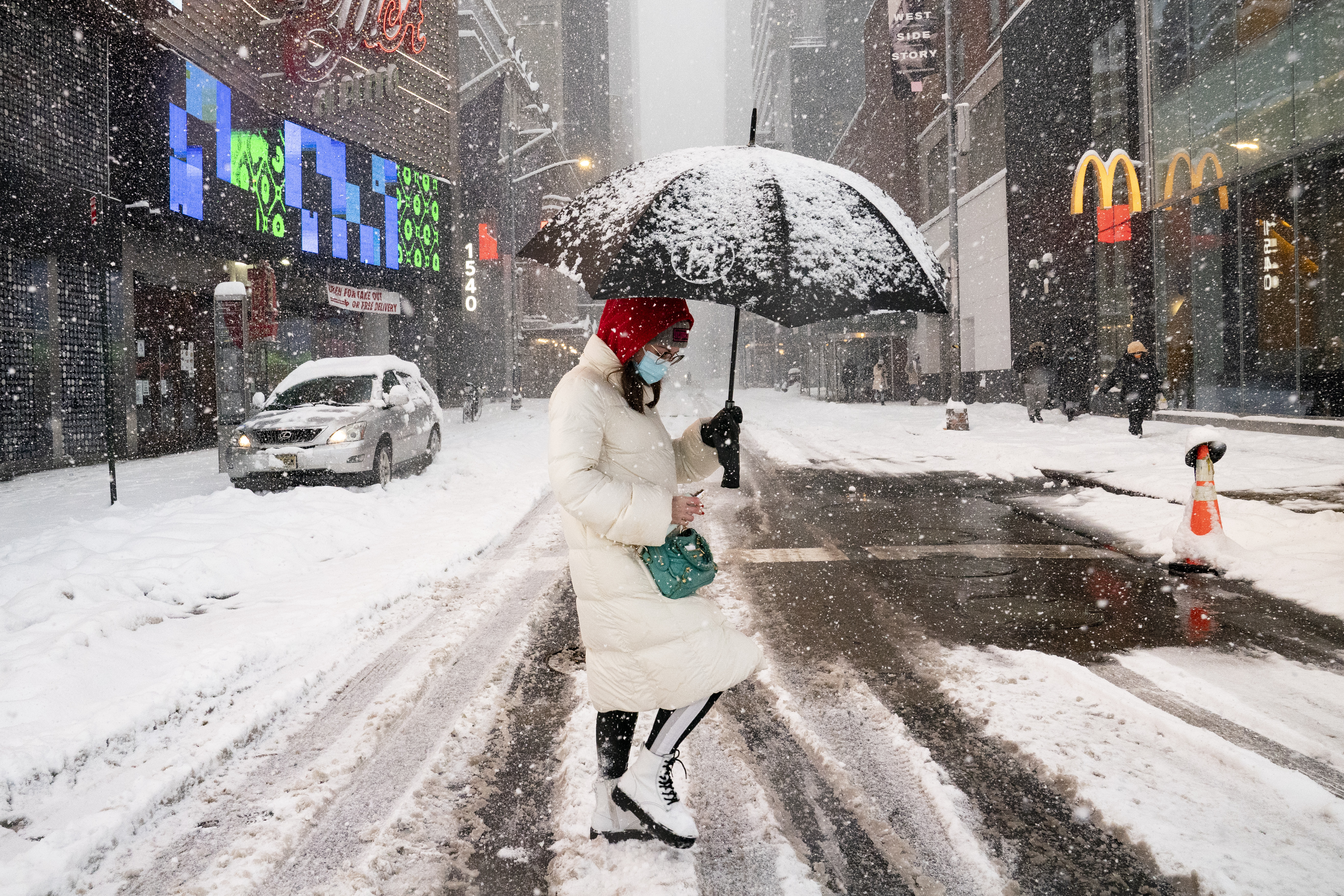 Photos: Nor'easter blankets New York City with snow