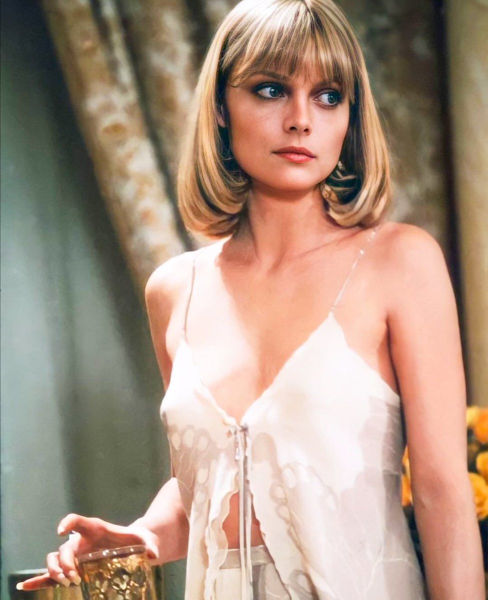Twitter 上的RETRO.：Michelle Pfeiffer como Elvira Hancock en Scarface, 1983