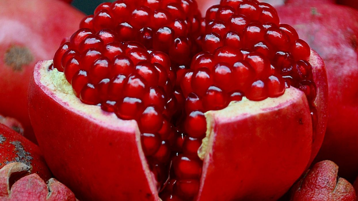 Red fruits macro pomegranate wallpaperx1080