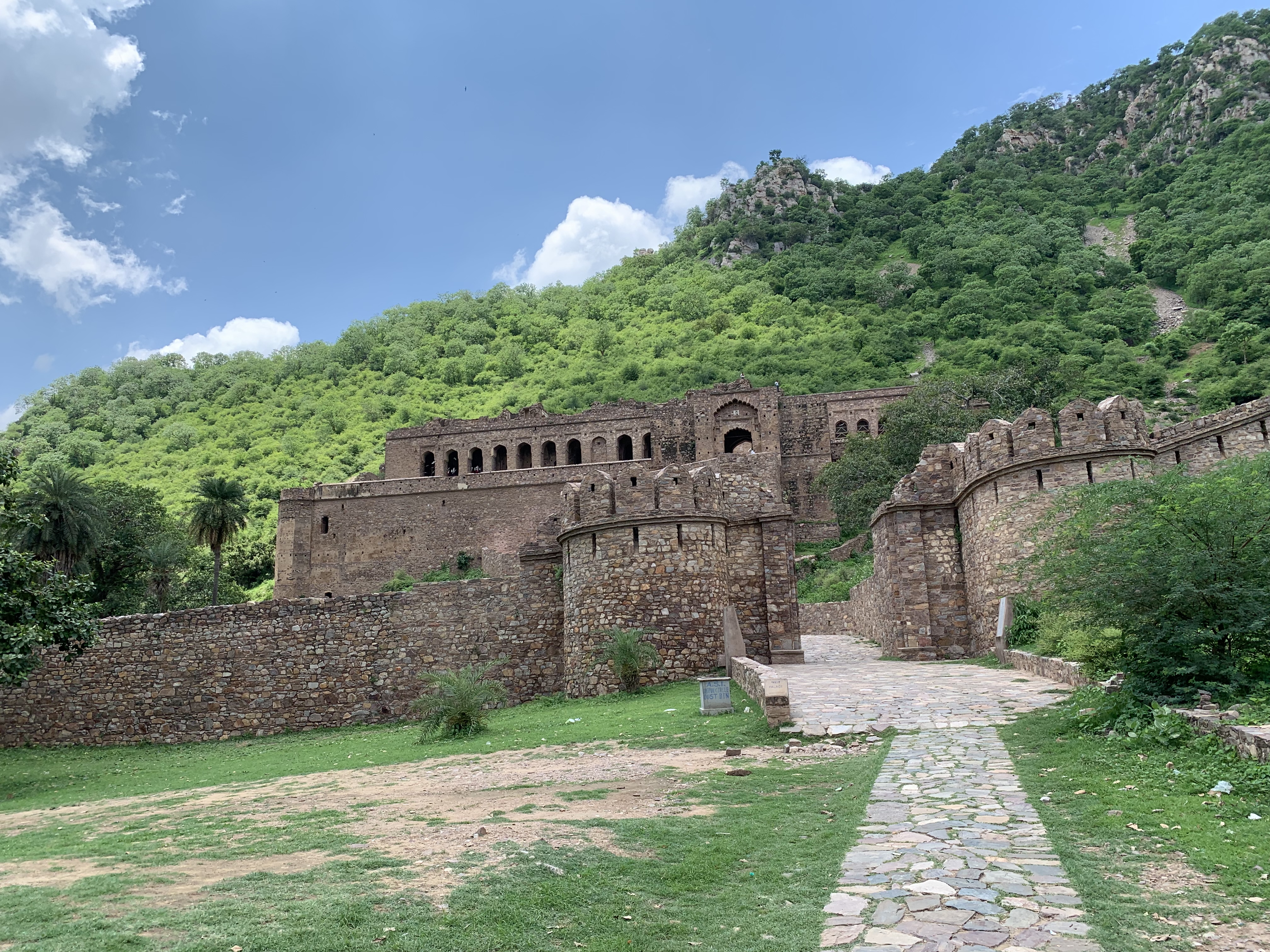 File:Bhangarh fort Rajasthan 07.jpg - Wikimedia Commons