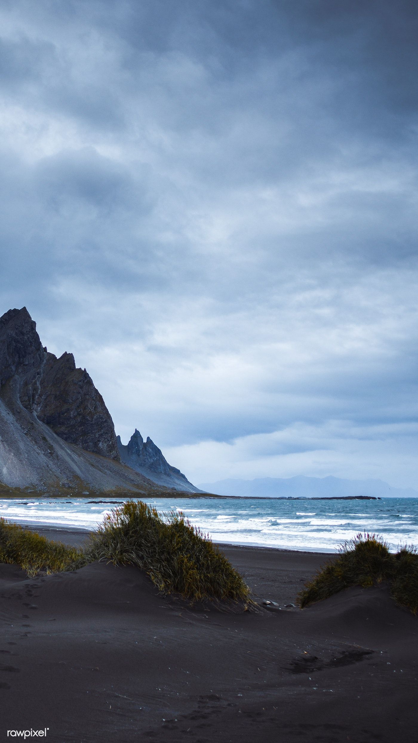 View of Iceland's south shore mobile phone wallpaper / Luke Stackpoole. Beach wallpaper iphone, Iceland wallpaper, Iceland nature