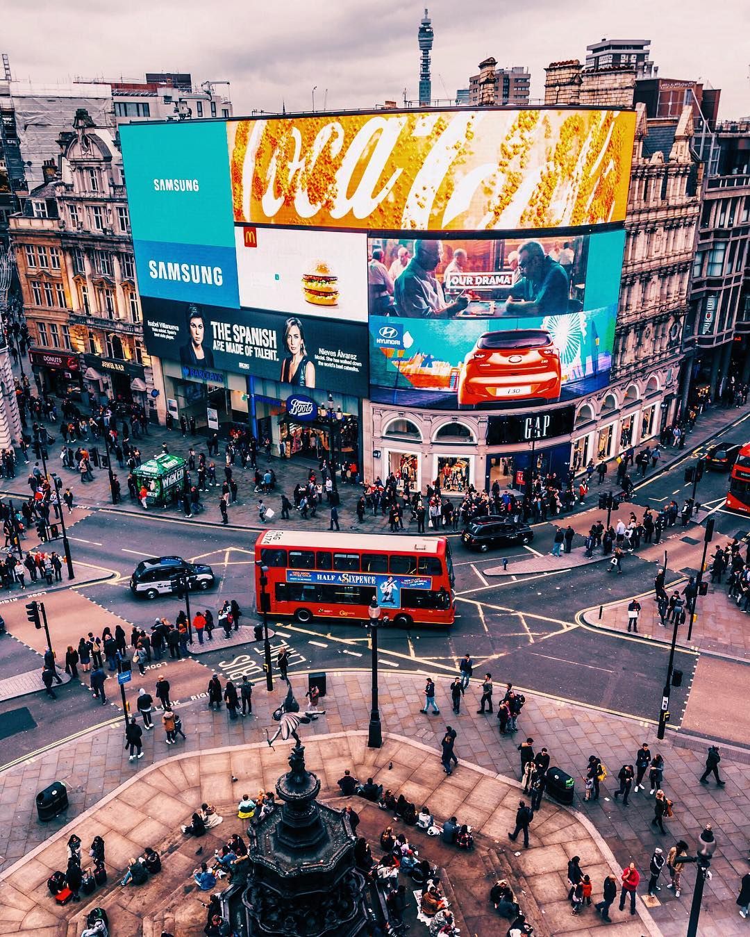Piccadilly Circus #London # #ldn4all_darknights. Piccadilly circus, London postcard, London travel