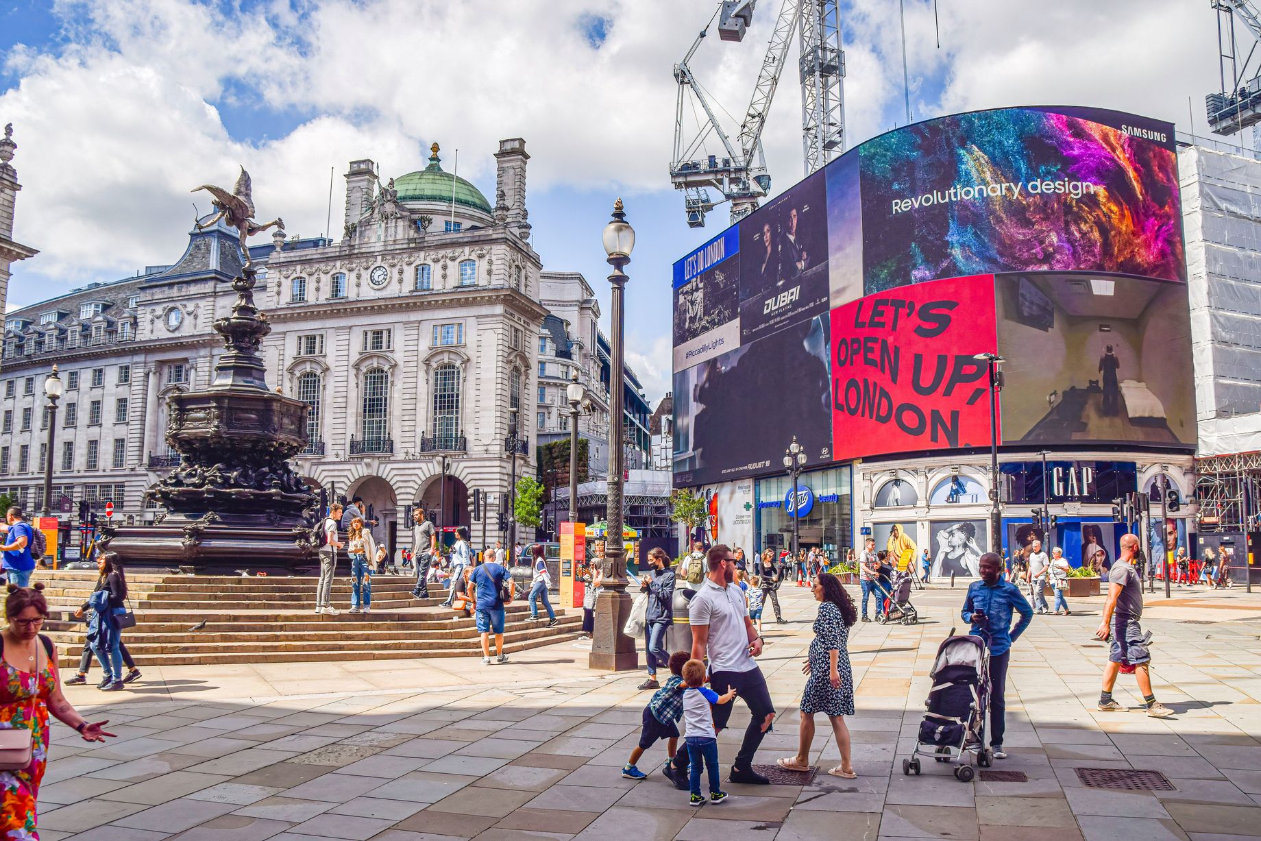 Incredible photo show transformation of Piccadilly Circus over a century, from 1920 to 2022