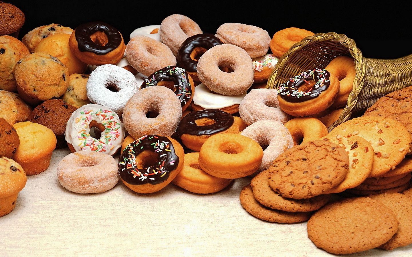 Download wallpaper 1440x900 cookies, donuts, batch, allsorts, variety widescreen 16:10 HD background