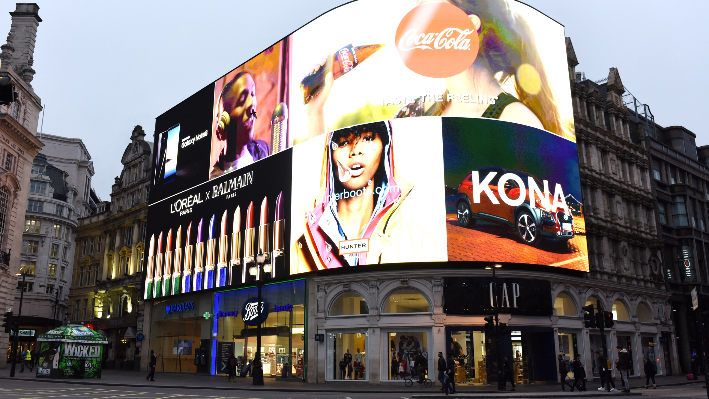 Piccadilly Circus billboard uses recognition technology to deliver adverts