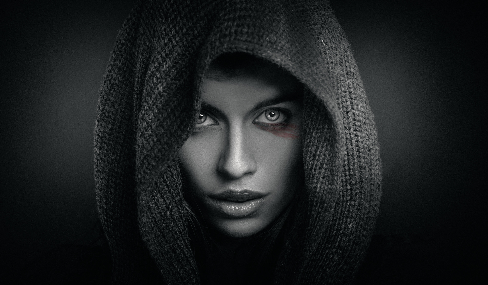 Face Hood Makeup Selective Color Woman Wallpaper:2000x1170
