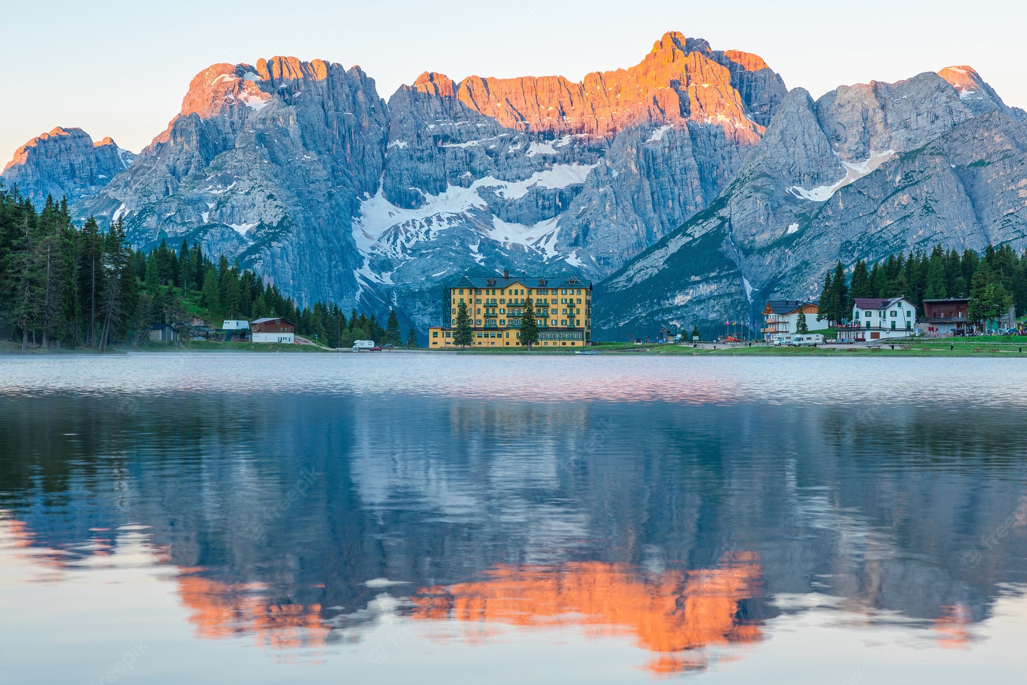 Premium Photo. Sunrise at misurina lake in dolomites mountains in italy near auronzo di cadore with sorapiss mountain in the background. south tyrol, dolomites