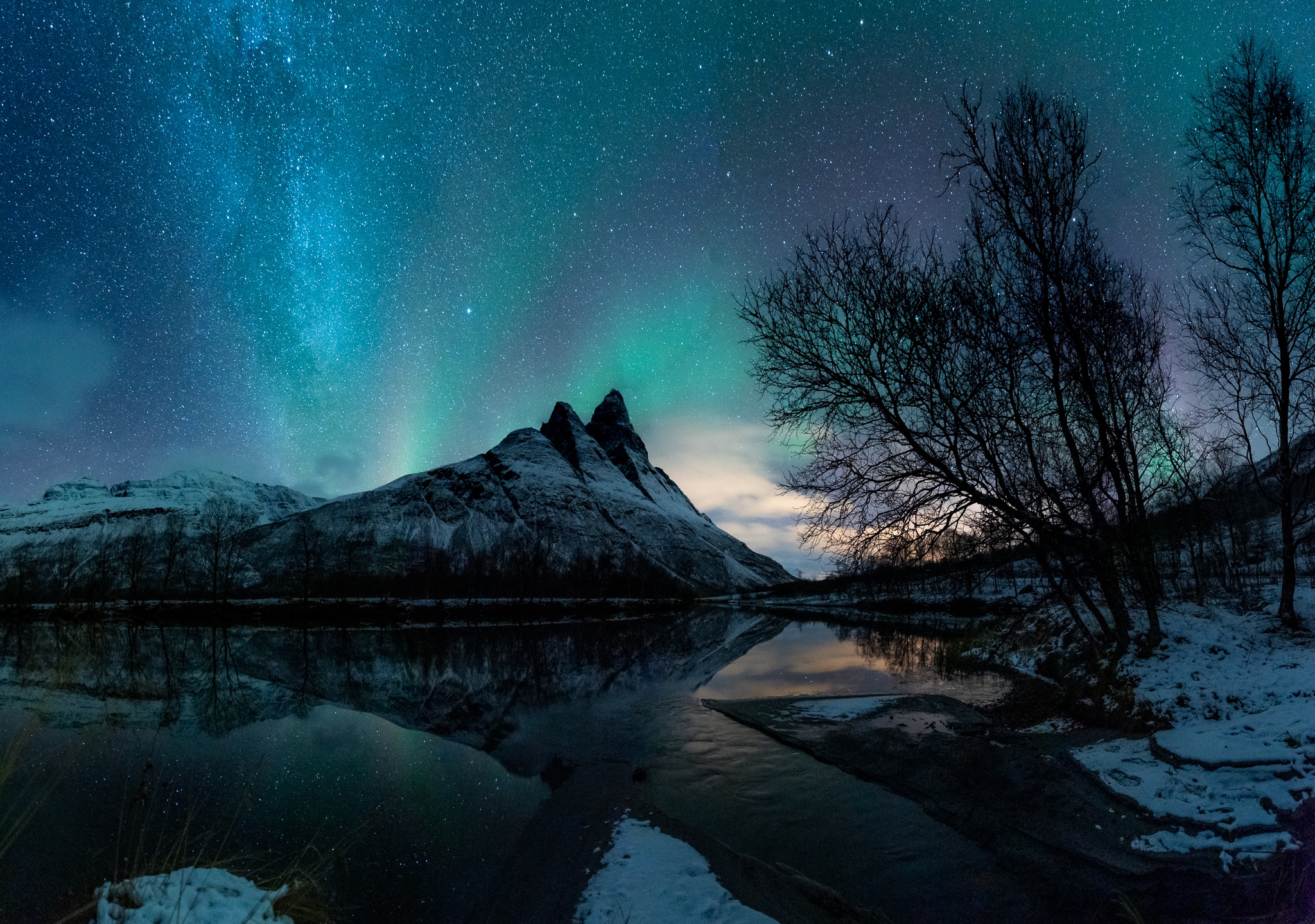 Aurora Borealis Lake Mountain Night Reflection Snow Starry Sky Winter Wallpaper:2048x1440