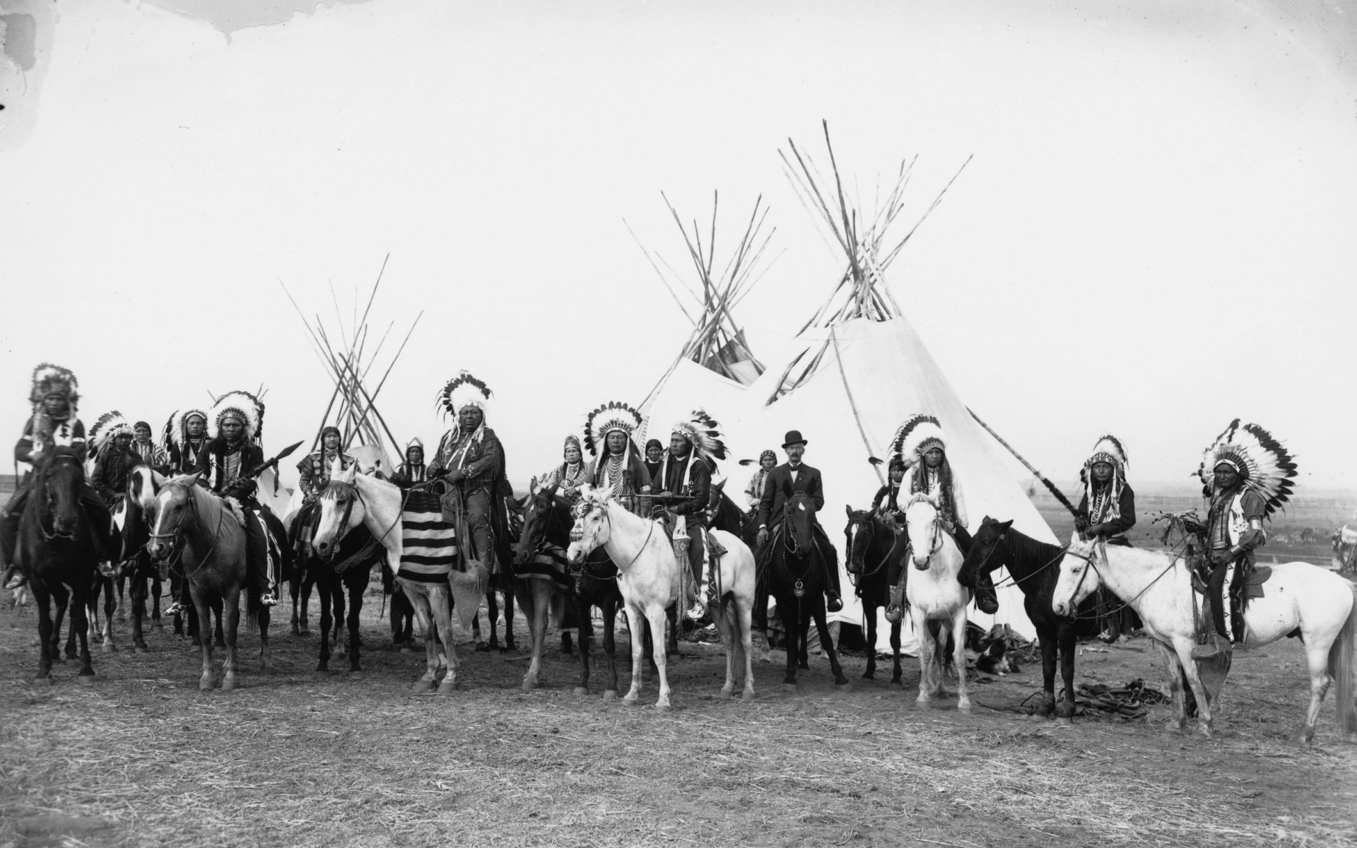 Indians horses tepee feathers retro vintage photo black white native american people crowd history wallpaperx1200