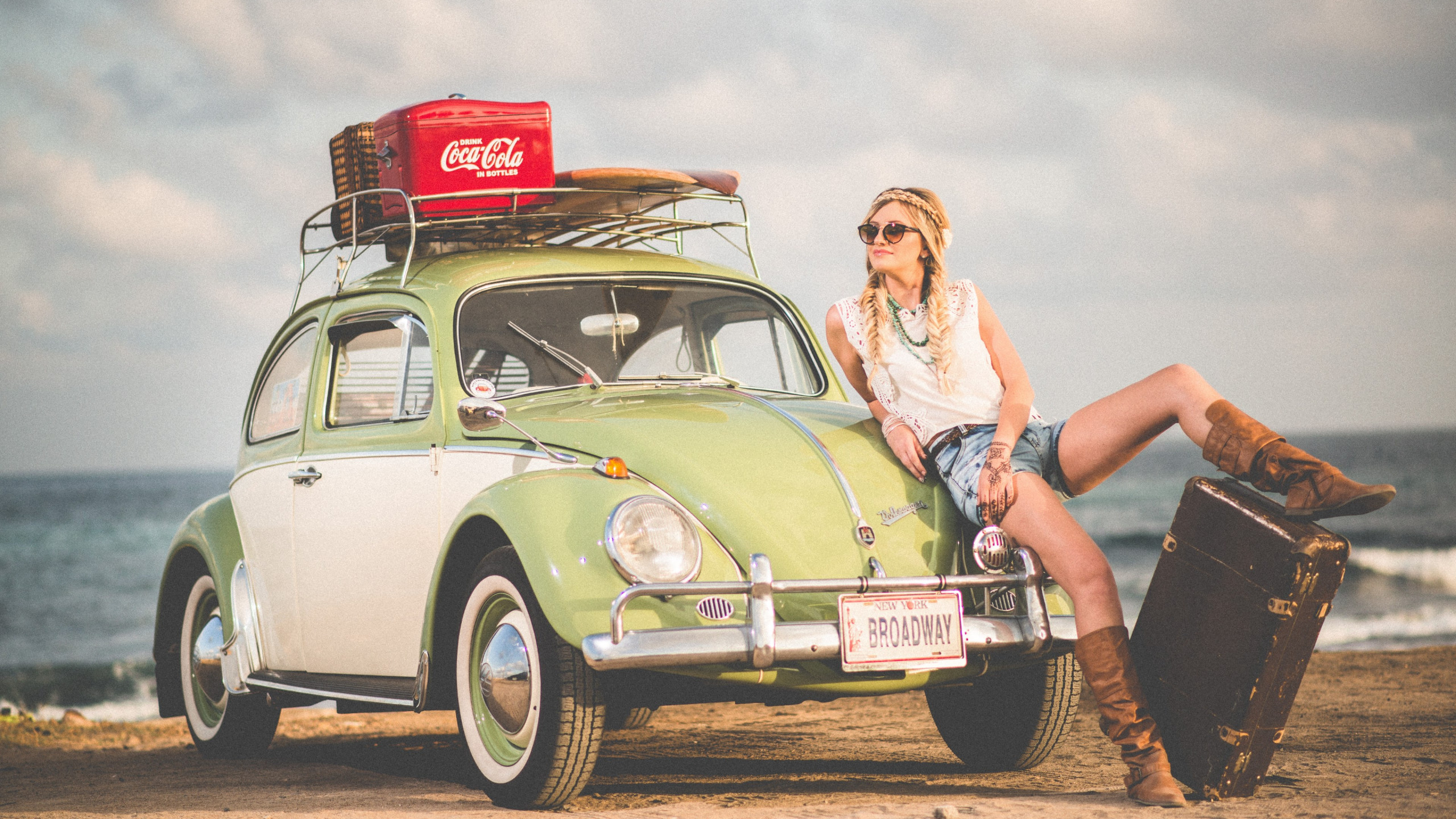 Download wallpaper: VW Beetle, blonde girl, model, travel 2560x1440