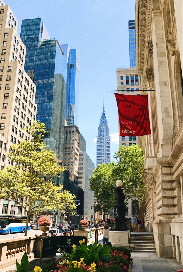 sunny days in nyc ✨. New york life, New york wallpaper, City aesthetic