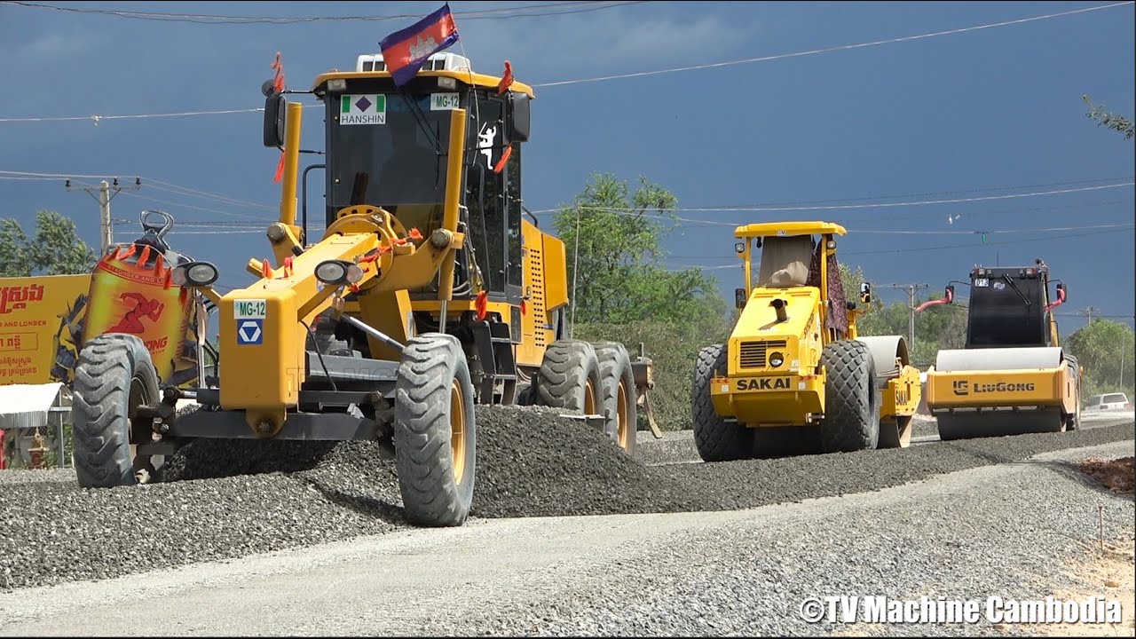 XCMG Motor Grader Spreading Gravel With Road Roller Building Road, ធ្វើគ្រឹះផ្លូវ