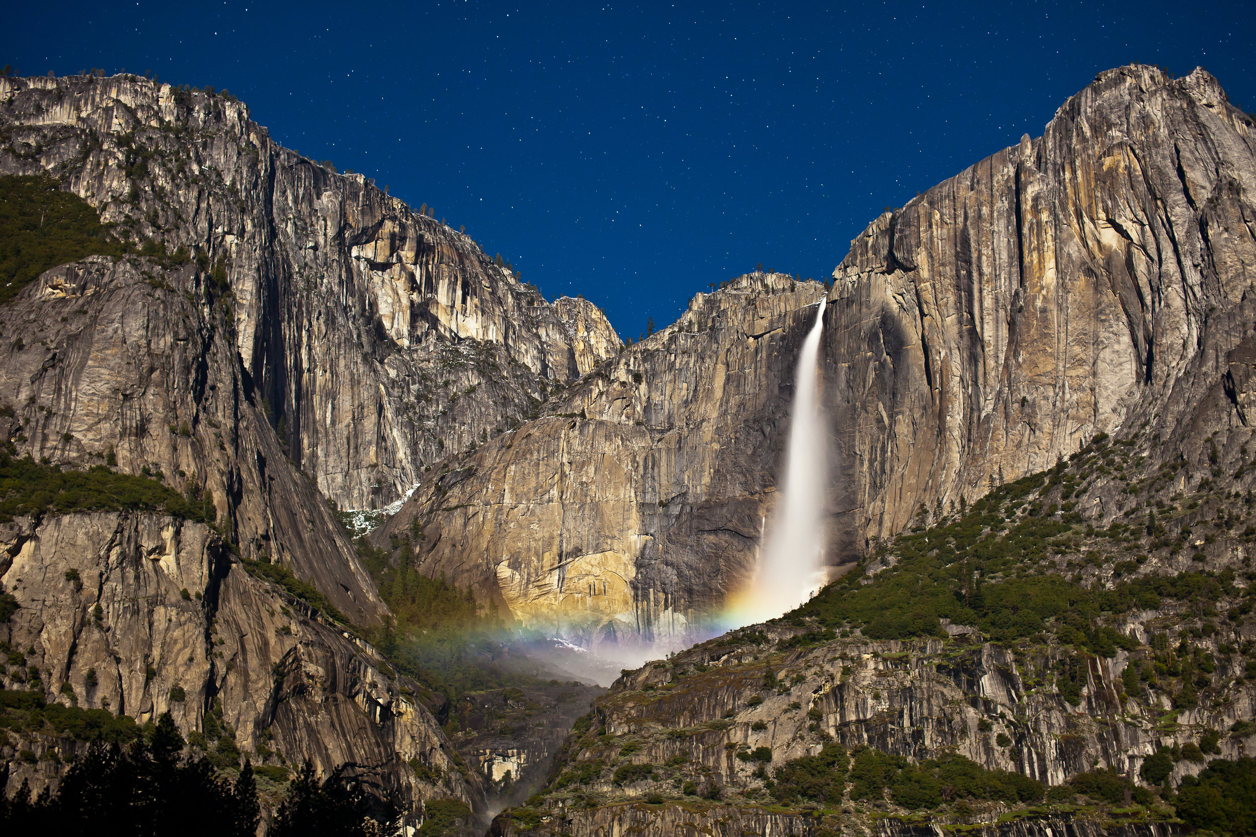 Невероятное красивое видео. Радужный водопад Йосемити. Йосемите водопад и Луна.