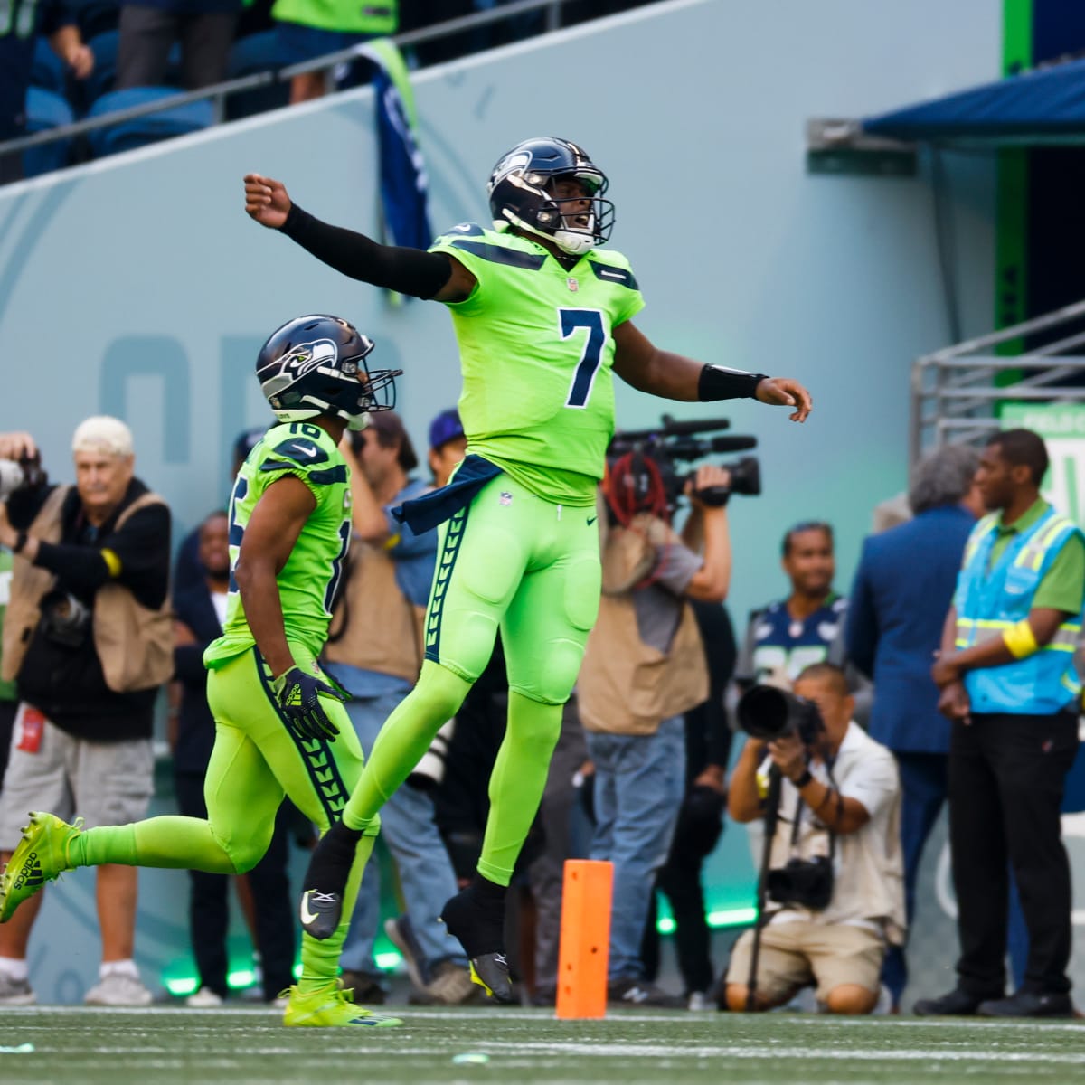 Geno Smith Cooking, Jamal Adams Injured As Seattle Seahawks Lead Denver Broncos 17 13 At Half Illustrated Seattle Seahawks News, Analysis And More