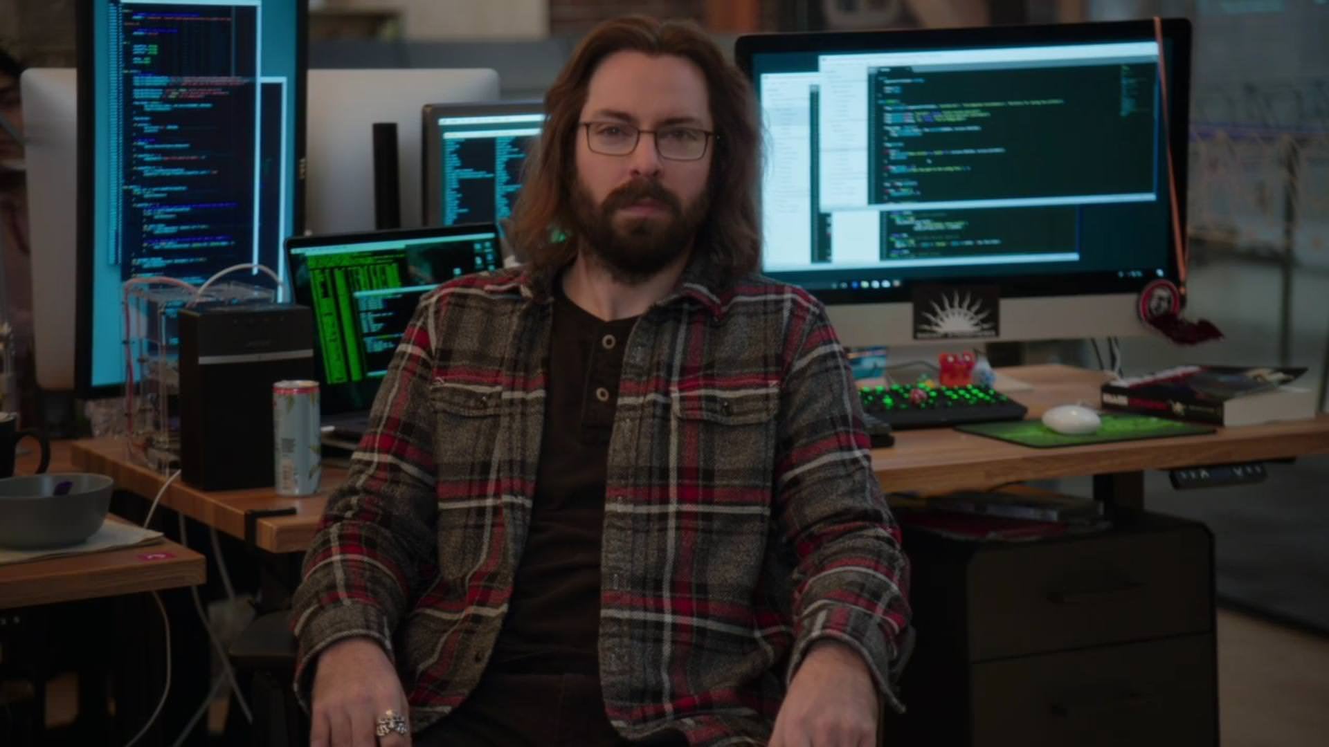 Gilfoyle can be seen running Windows on an iMac. Now that is what i call being a total badass