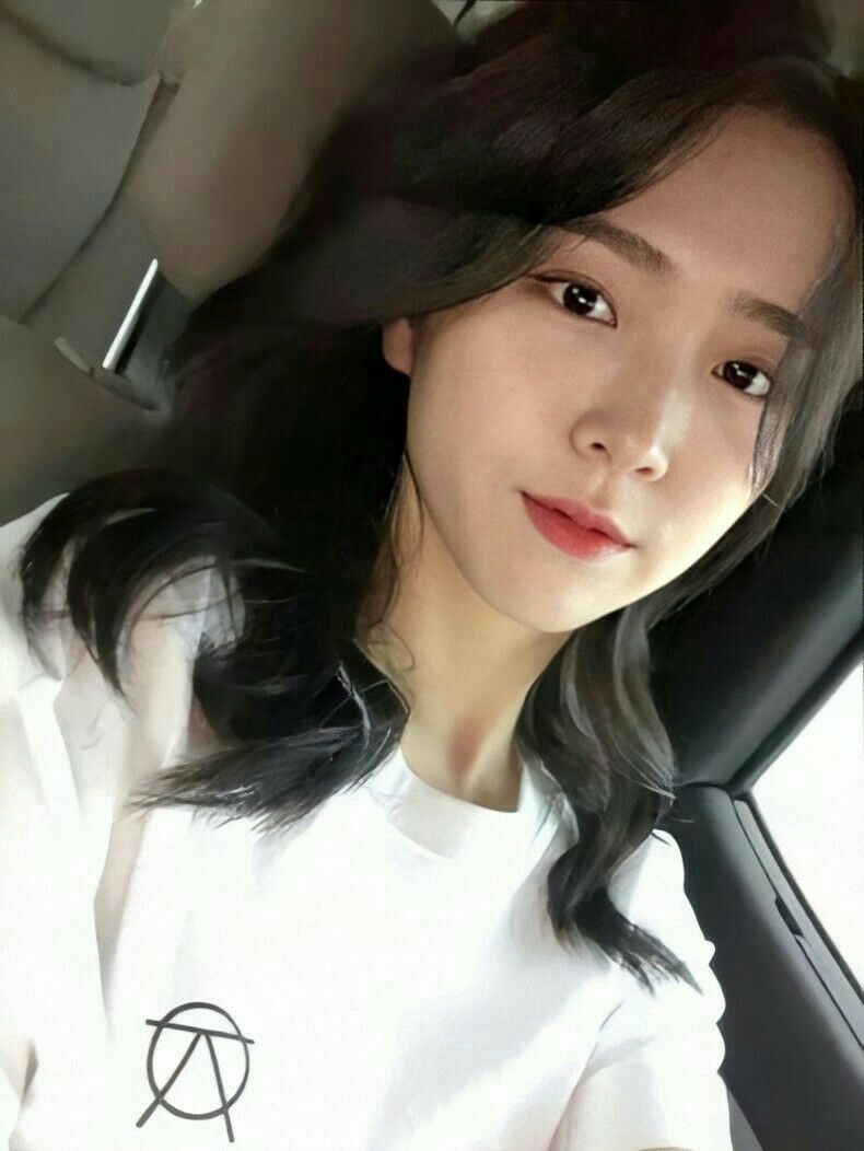 Kim Ji Eun Ideas. Kim, J.i., Female Pose Reference