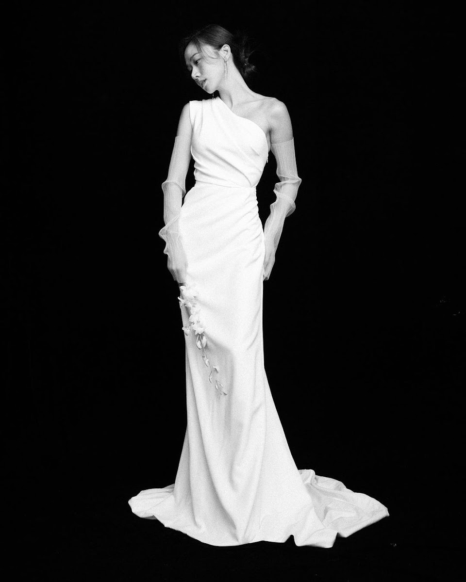 Actress Ko Sung Hee Reveals Her Stunning Engagement Photo