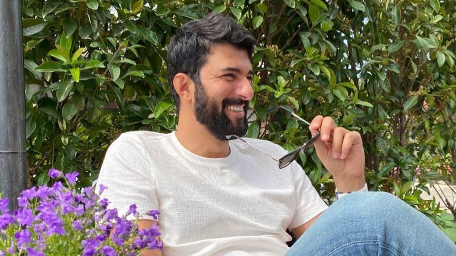 Cutie in Kaş! Engin Akyürek Adored by Fans. and His Back Dimples Steal the Show