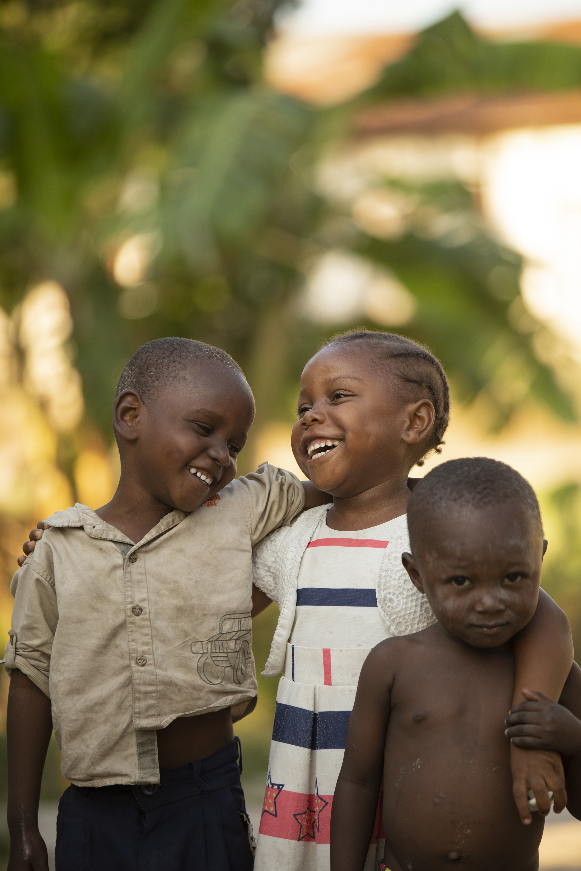 Happy African children embracing on street · Free