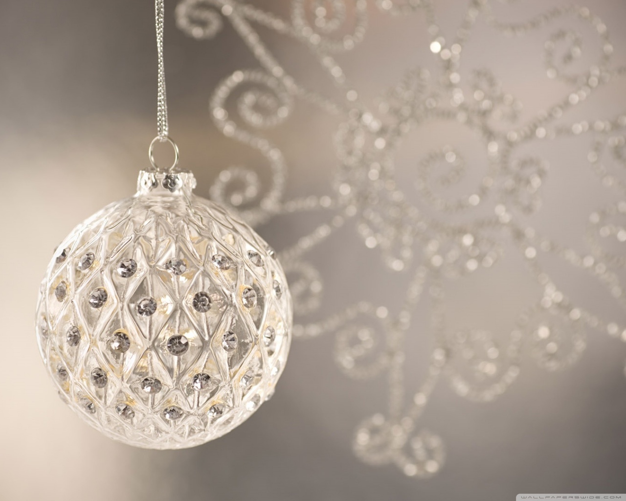 Silver Christmas Ball Ultra HD Desktop Background Wallpaper for 4K UHD TV, Widescreen & UltraWide Desktop & Laptop, Tablet