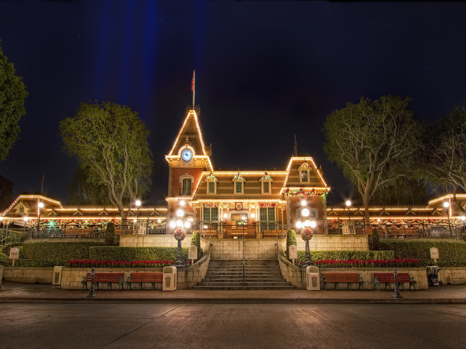 Disneyland Vacations, Disneyland Fantasy Christmas Holidays, Disneyland Main Street Train Station at Christmas 480 KB 1600x1200 Wallpaper 12