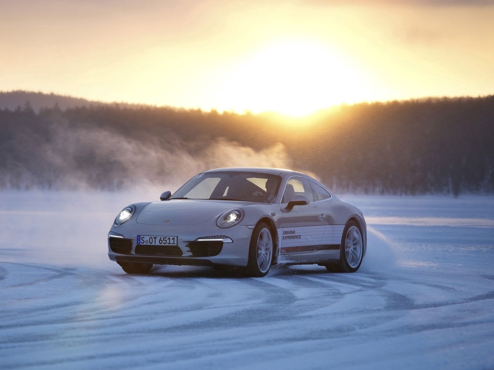 Download wallpaper 1600x1200 porsche, 911, white, winter, snow, drift standard 4:3 HD background