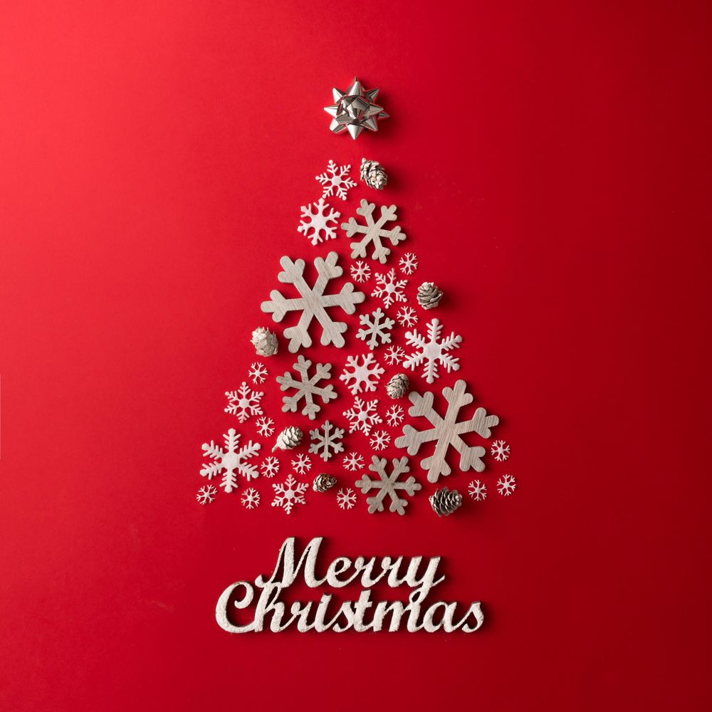 Christmas Tree made of snowflakes on red background with “Merry Christmas” Photo (4AVo8b)