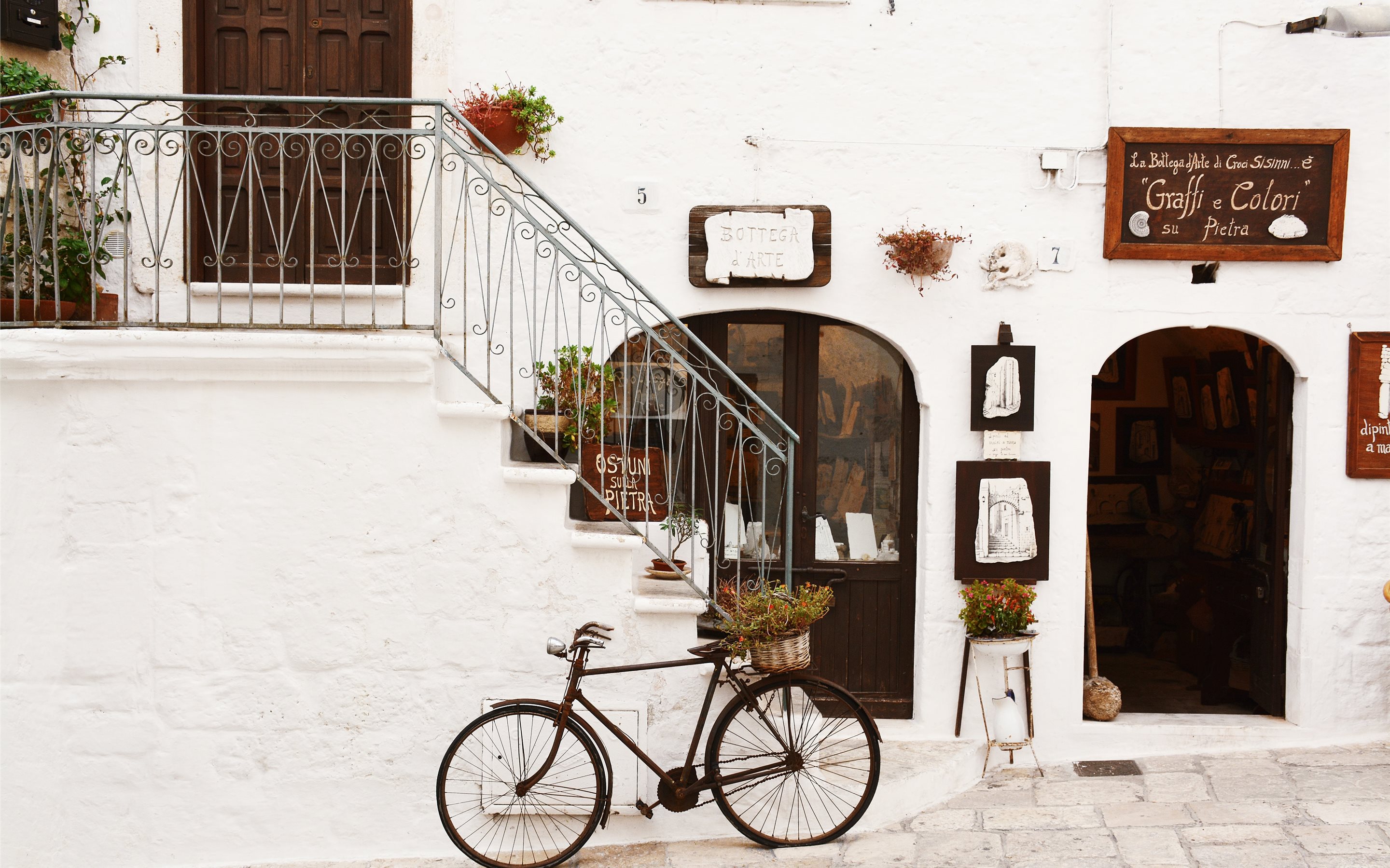 Vintage bike in Italy Mac Wallpaper Download
