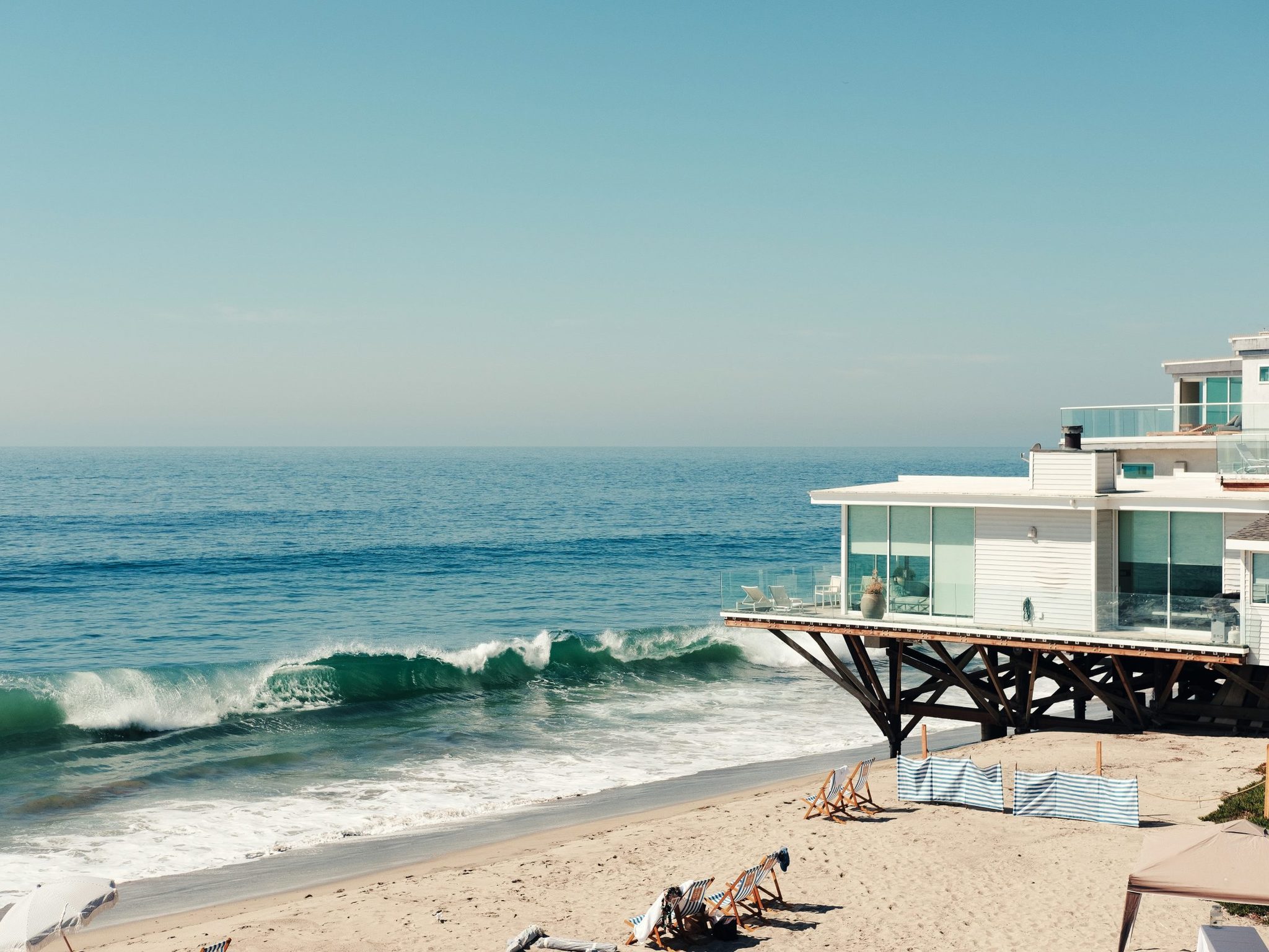 Beach house beside the ocean in Malibu, USA