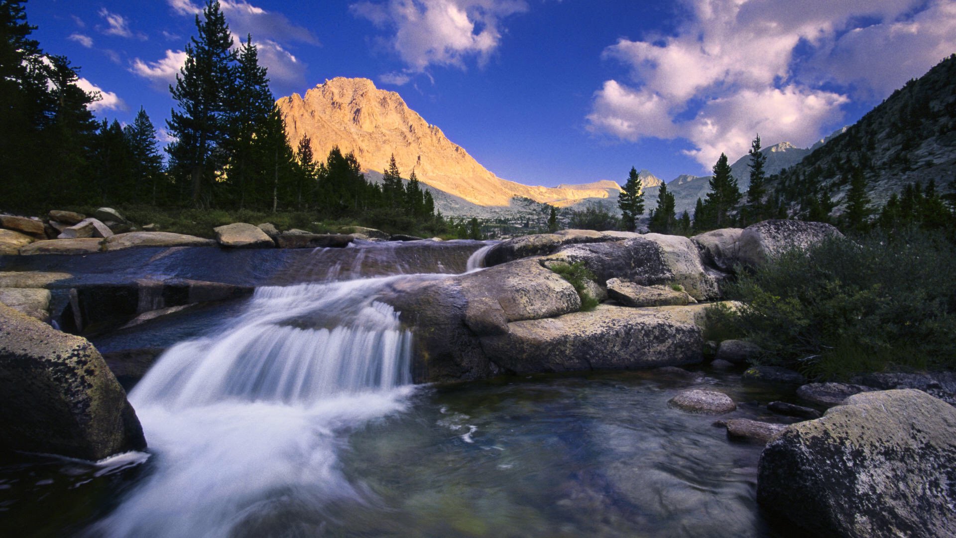 Nature Backs Canyon National Park located in Eastern California! #adventure #travel #nature #California #weartheadventue #explore #naturebacks