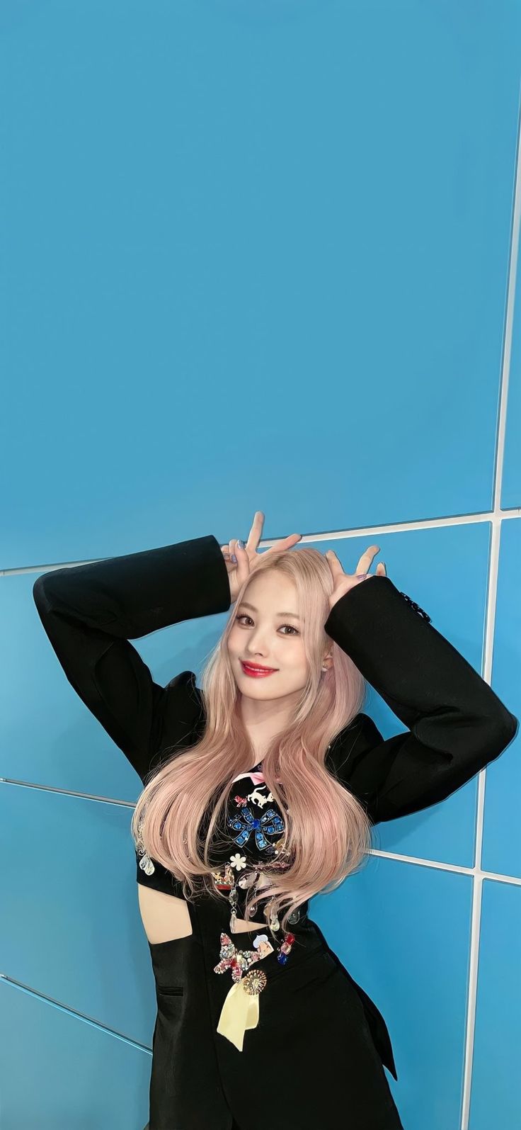 Nmixx Jinni wallpaper cr in twitter. 연예인